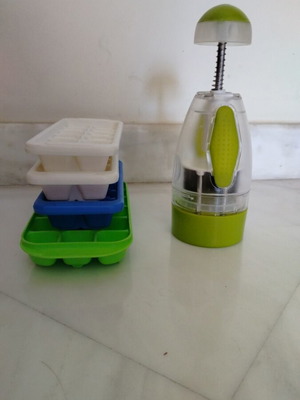 Manual vegetable cutter and 4 ice cube trays new