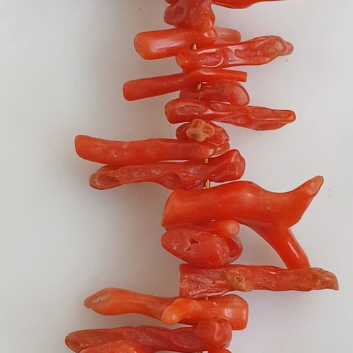 Necklace with natural coral branches, 14K gold clasp, 45 cm