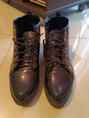 Boots size 37 in excellent condition, black