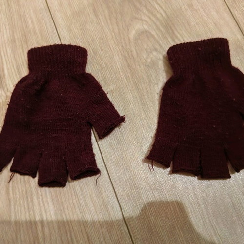 Women's burgundy gloves used, wool fingerless
