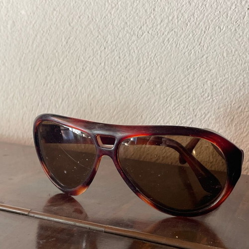Vintage sunglasses used, lens needs replacement