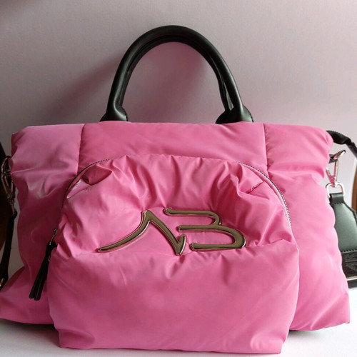 Fuchsia Binnari bag with black details