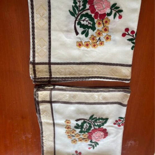 Embroidered tablecloths like new, set of two