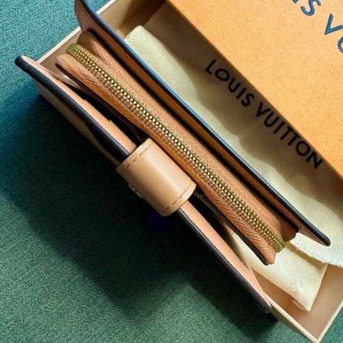 Louis Vuitton Juliette wallet like new, Damier canvas and Rose Ballerine leather