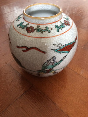 Chinese vases in excellent condition with warriors, height 12 cm