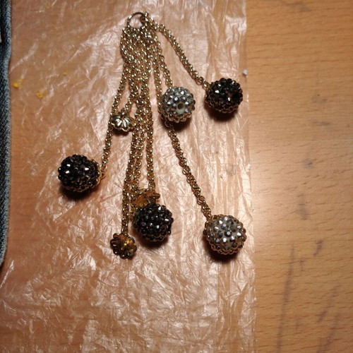 Hanging accessory with chains and balls with rhinestones