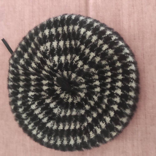 Women's beret hat like new, black and white