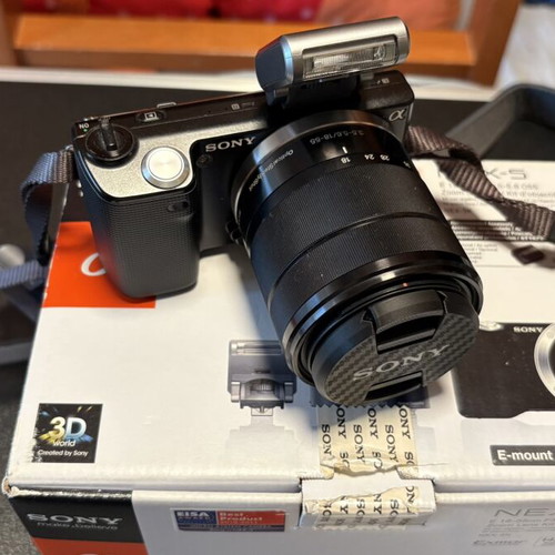 Sony NEX-5 camera kit with 18-55mm lens