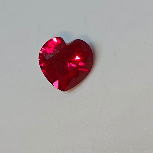 Lab-created heart-shaped ruby like new, excellent 1cm cut