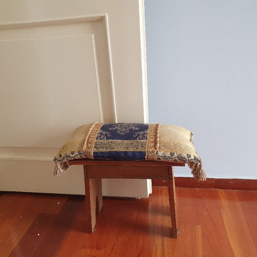 Σκαμπό με μαξιλαράκι μεταχειρισμένο σε υπέροχα χρώματα