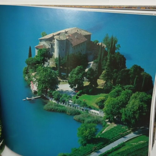 Castles of the Trentino book like new, trilingual, hardcover