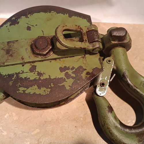Heavy-duty 8-ton pulley block used, for ropes and wire ropes
