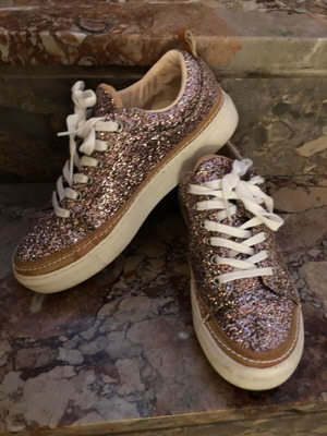 Women's sparkling shoe with laces and thick sole like new, gold