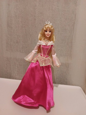 Vintage Disney Store Exclusive Aurora Sleeping Beauty like new, Barbie size
