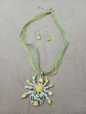 Necklace + Spider earrings (green)
