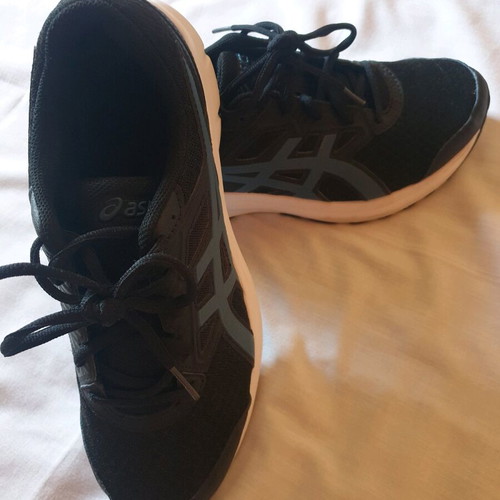 Men's Asics Jolt 3 shoes new, size 41.5, black with blue