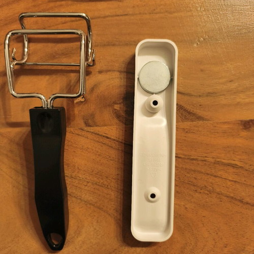 Baking pan/frying pan holder with wall mount new