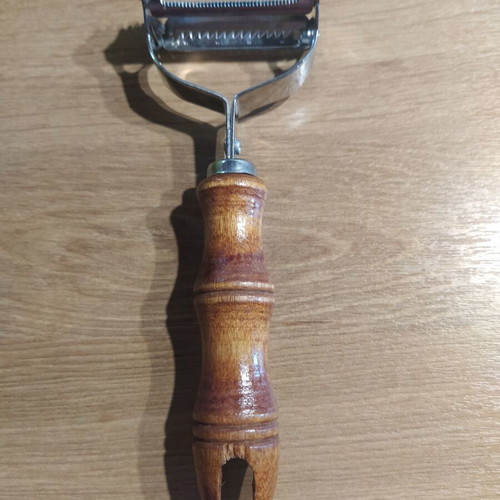 Peeler with stainless steel blades and wooden handle like new