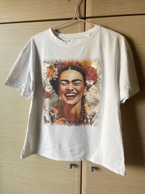 Cotton T-shirt Frida oversized, like new, white and gold