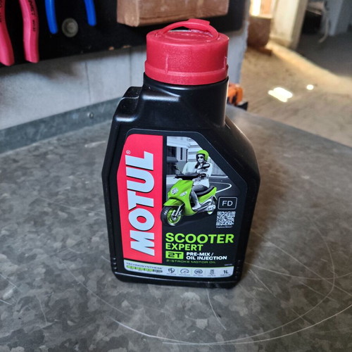 Motul Scooter Expert 2T semi-synthetic oil like new, 900 ml