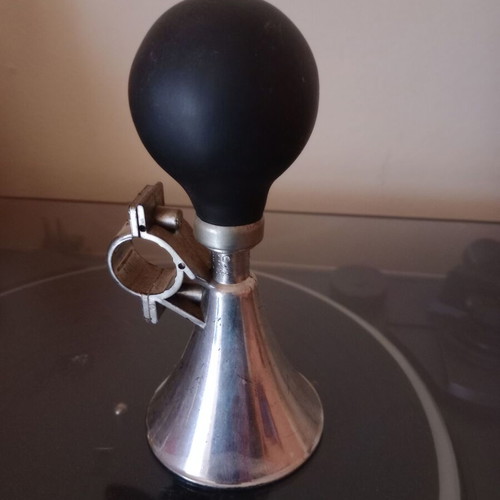 Horn like new, plastic nickel-plated with handlebar mount