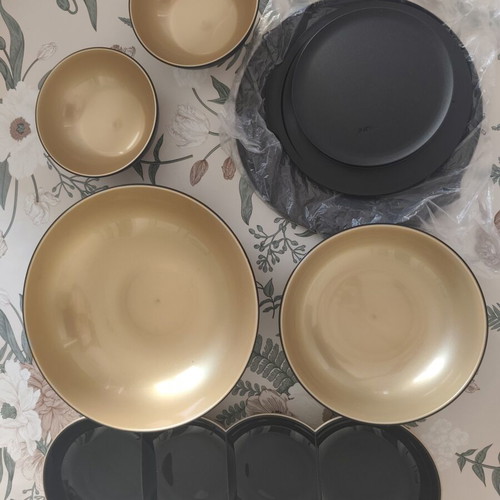 Tupperware Allegra set of 5 pieces new, airtight containers