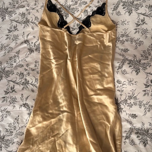 Women's satin nightgown with lace like new, gold color, size L