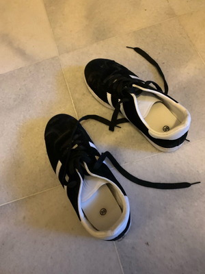 Αθλητικά παπούτσια νούμερο 39 μαύρα και άσπρα σαν καινούργια