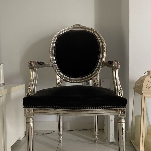 Chair Italian origin like new with wooden frame and velvet upholstery