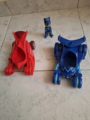 PJ Figure and 2 Cars like new