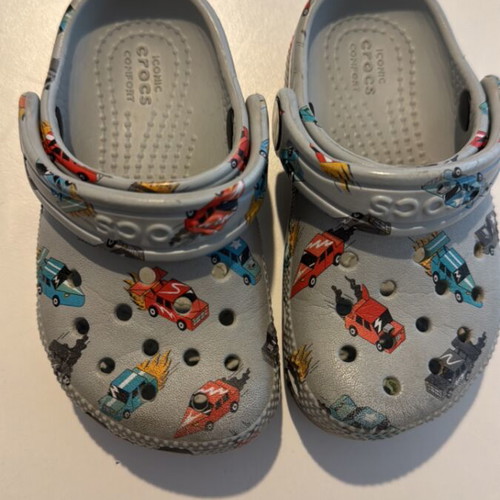 Crocs C7 used, grey with patterns