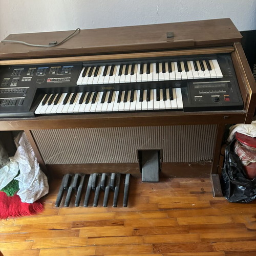 Piano used, very good condition and works well