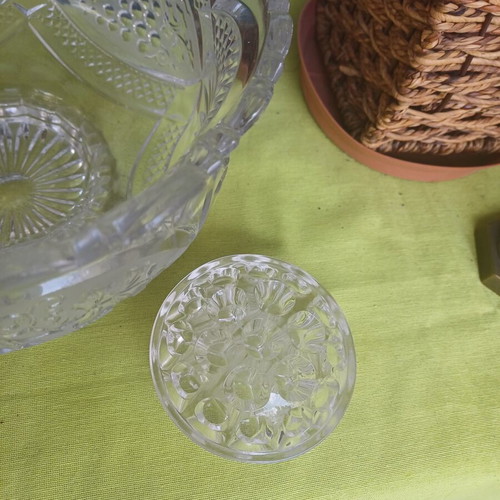 Decorative heavy bowl with flower base 0.20 opening like new