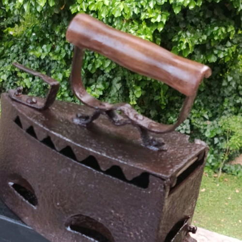 Antique Charcoal Iron 1925 Cast Iron Like New