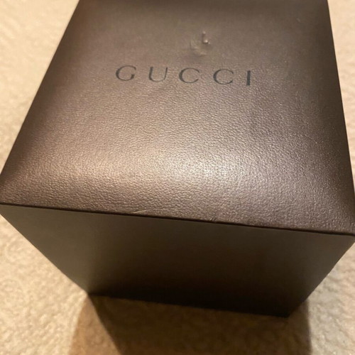 Gucci men's watch like new with leather strap model 79000M.1