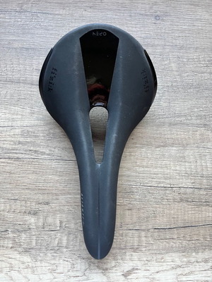Fizik ALIANTE R1 full carbon saddle like new