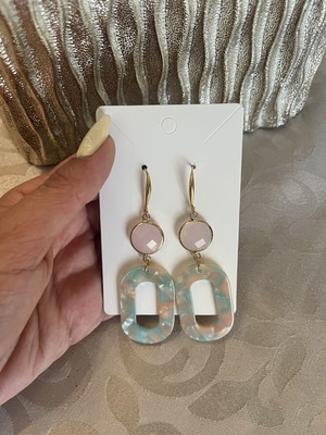 Dangling earrings in pink and turquoise shades