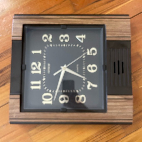 Wall clock like new with battery