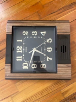Wall clock like new with battery