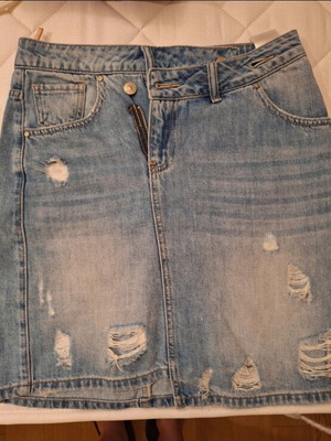Denim skirt like new with nice fastening, size S