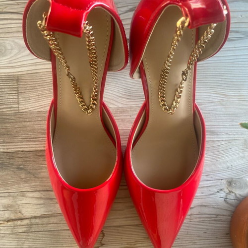 Red high-heeled pumps new, size 41, 12cm heel with gold chain