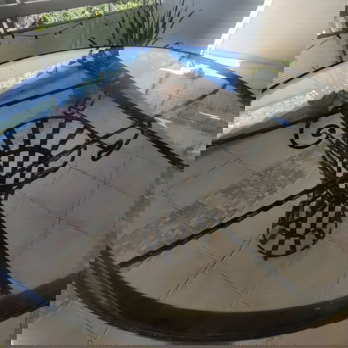 Εξωτερικό τραπέζι βεράντας μεταχειρισμένο, χειροποίητο, στρογγυλή επιφάνεια με τζάμι