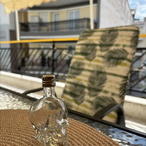Skull-shaped carafe like new, pocket size, transparent
