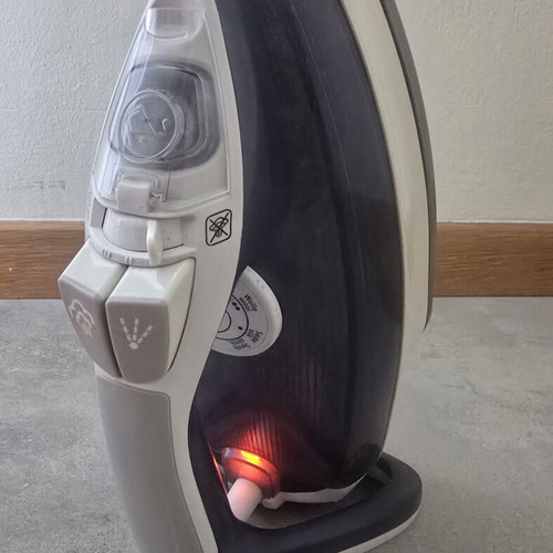 Tefal iron used with side crack and tip damage, functional
