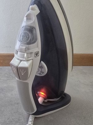 Σίδερο Tefal μεταχειρισμένο με ρωγμή στο πλάι και χτύπημα στη μύτη, λειτουργικό