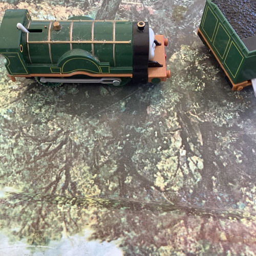 Thomas the Train Mattel 2013 toy train with two carriages like new