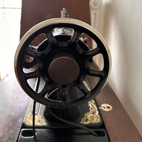 Singer sewing machine used, collectible antique with original cast iron base