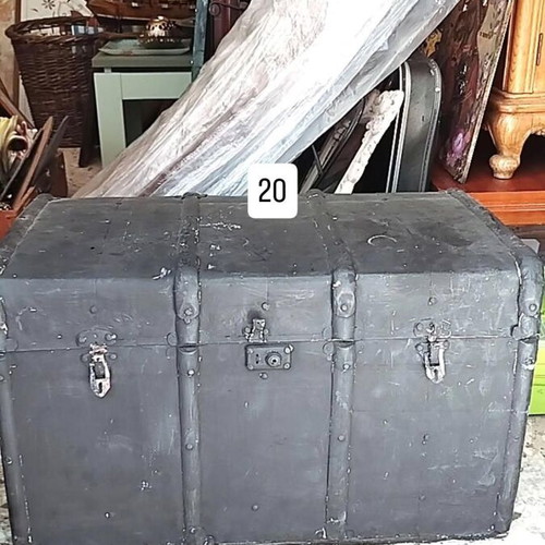 Vintage trunk used, needs restoration