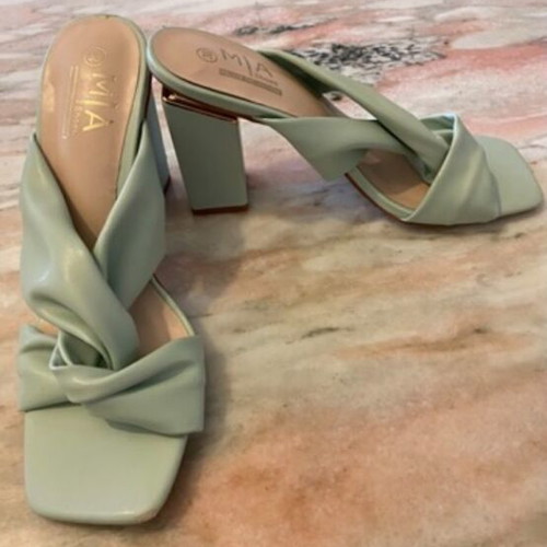 Mia pistachio sandal like new with knot and gold heel size 38