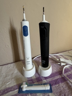 Oral B Braun electric toothbrushes with chargers and spare head